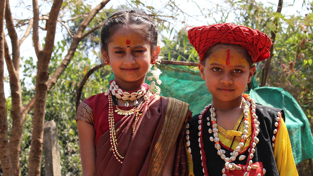 zwei indische Kinder in traditioneller Tracht
